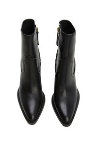 Par de botas de cuero negro hasta el tobillo con punta afilada y cremalleras laterales, mostradas desde una vista superior sobre un fondo blanco.