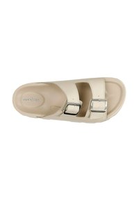 Sandal in beige, con apertura sulla parte superiore e due fibbie regolabili in argento. Realizzato in materiale testurizzato, con un plantare sagomato e suola piatta.