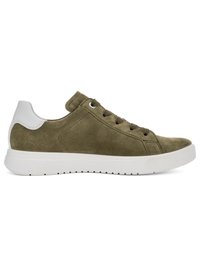 Sneaker verde oliva in camoscio a taglio basso con linguetta posteriore bianca, chiusura con lacci e suola spessa in gomma bianca.