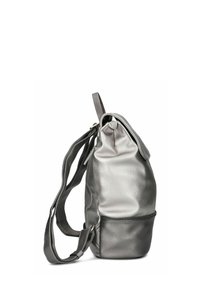 Sac à dos en cuir argenté à texture lisse, forme courbée, bretelles réglables et fermeture par cordon coulissant en haut. Comprend une poche inférieure zippée.