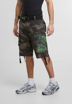 Sötétzöld és barna camouflázs cargo sort, élénkzöld grafikával, állítható húzózsinórral és fekete övvel.