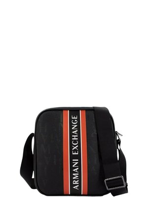 Borsa a tracolla nera con strisce rosse e logo "ARMANI EXCHANGE". Realizzata in materiale testurizzato; presenta una tracolla regolabile e chiusura con zip.