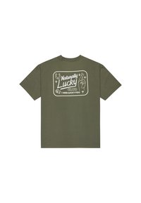 Camiseta de manga corta verde oliva con un estampado gráfico blanco en la parte posterior que incluye texto, un herradura y un signo de mano dentro de un diseño enmarcado.