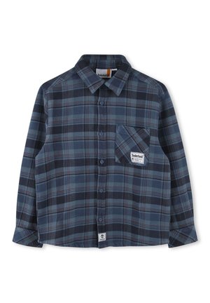 Chemise à carreaux bleu et navy foncé, design à boutons, manches longues, poche poitrine avec étiquette de logo, texture de tissu douce, col classique.