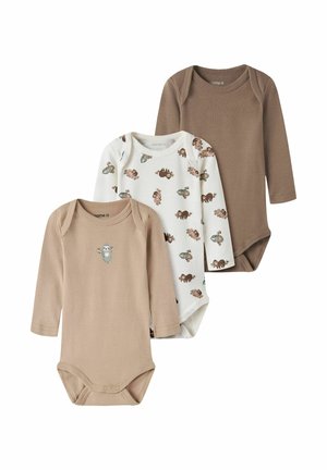 Drie babyrompers met lange mouwen in beige, wit met dierenprints en lichtbruin, overlappend gerangschikt op een witte achtergrond.