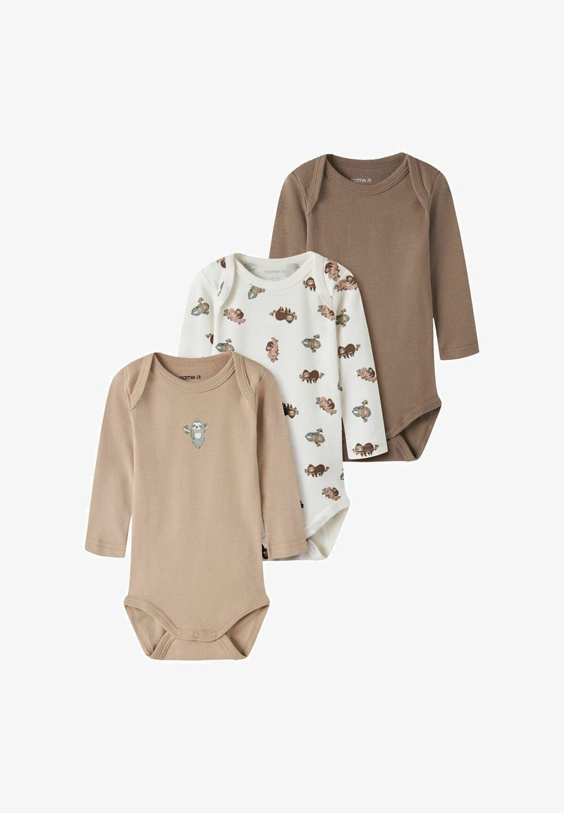 Trois bodies à manches longues pour bébé en beige, blanc avec des imprimés d'animaux, et marron clair, disposés en chevauchement sur un fond blanc.