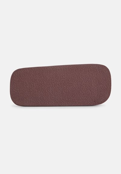 Brun gummiskoinlägg med en texturerad yta och en rundad, avsmalnande kant. Flat design med en enhetlig tjocklek och subtila detaljer.