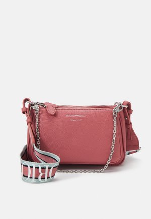 Borsa a tracolla in pelle rosa con finitura testurizzata, ferrature argentate e dettaglio a catena. Dotata di una tracolla regolabile multicolore.