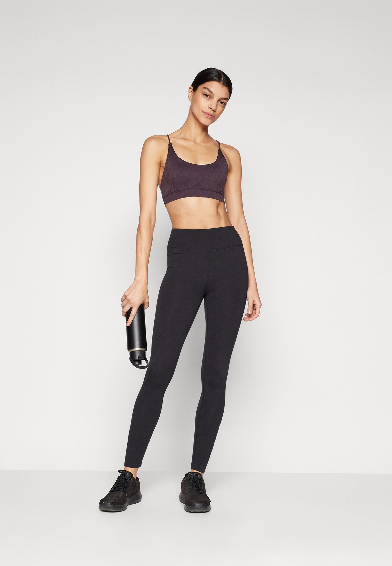 LOW IMPACT SEAMLESS STRAPPY BRA