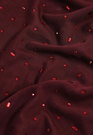 Bordeaux stof met een gestructureerde weving, versierd met verspreide rode pailletten en rechthoekige juwelen voor extra diepte en glans.