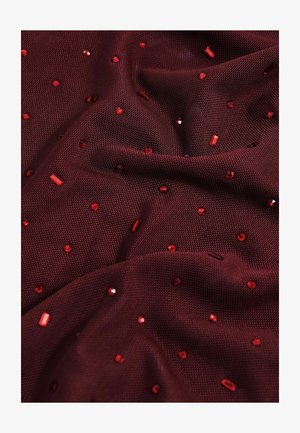 Un tissu bordeaux avec un tissage texturé orné de paillettes rouges éparpillées et de bijoux rectangulaires pour une dimension et un éclat supplémentaires.