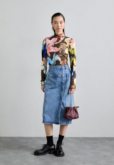 Μπλούζα με μακριά μανίκια και floral σχέδιο σε καφέ, μπλε και ροζ χρώμα; μπλε τζιν φούστα; μαύρα παπούτσια με πλατφόρμα; μικρή μπορντώ τσάντα με αλυσίδα.