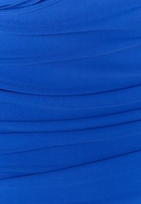 Blauwe stof met een gladde textuur, gekenmerkt door gelaagd draperen. Het materiaal lijkt rekbaar met een uniforme kleur en geen patronen.
