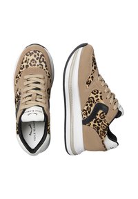 Sneakers in suede beige con design a stampa leopardata, con accenti neri, lacci beige e una suola bianca con dettagli grigi.