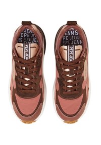 Scarpa da ginnastica Pepe Jeans marrone e rosa con lacci, passante in tessuto sulla parte posteriore e solette con marchio visibili dall'alto.