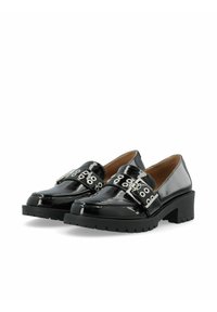 Chaussures en cuir verni noir avec un talon épais, dotées d'une large sangle avec des œillets en métal argenté et d'un détail de boucle sur le côté. Fini lisse.