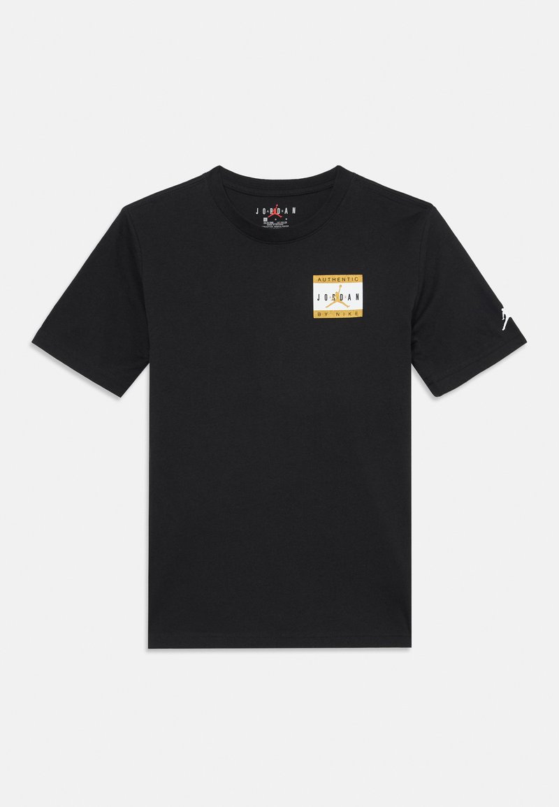 T-shirt nera a maniche corte con collo rotondo, con un piccolo logo giallo e bianco "Authentic Jordan by Nike" sul petto a sinistra e il logo Jumpman bianco sulla manica destra.