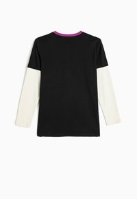 Langärmliges T-Shirt mit schwarzem Körper, weißen Ärmeln und lila Kragen. Aus Baumwolle gefertigt, mit einem einfachen Design ohne Muster.