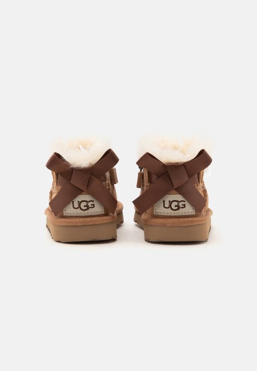 UGG Botas Ultra Mini Bailey Bow - Chestnut — photo 3