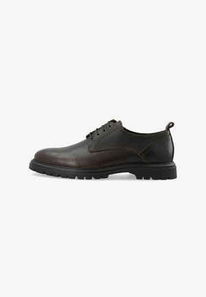 Zapato de cuero marrón con cordones, acabado texturizado, puntera redondeada, suela de goma negra y detalle de costura a lo largo del lateral. Diseño liviano.