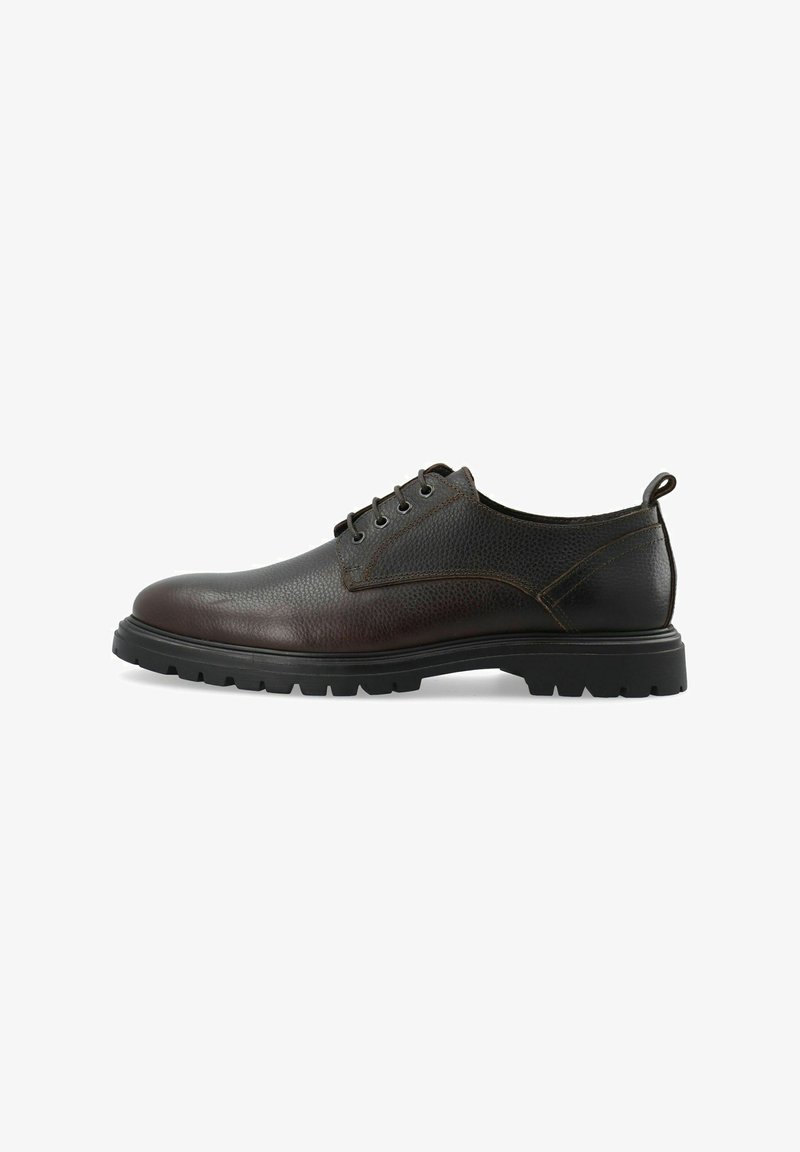 Chaussure en cuir marron à lacets avec une finition texturée, bout rond, semelle en caoutchouc noir et détails de couture sur le côté. Design léger.