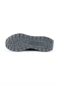 Semelle de chaussure en caoutchouc noir avec une texture antidérapante, présentant des motifs d'étoiles et de triangles, et le logo "MUNICH" embossé au centre.