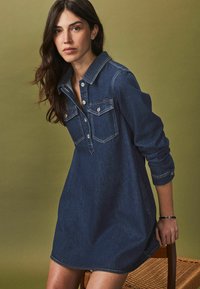 Next HALF PLACKET  REGULAR FIT - Robe en jean - rinse blue