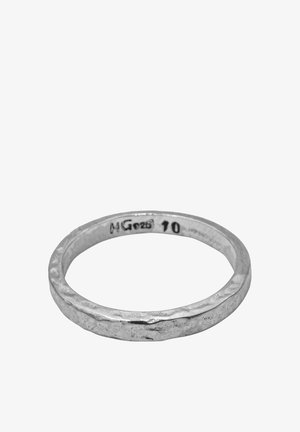 Strieborný prsteň s textúrovaným povrchom, s mierne nepravidelným tvarom. Nápis obsahuje "925" a veľkosť "10".