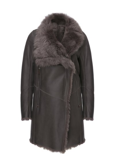 Cappotto in pelle grigia scura con ampio colletto di pelliccia. Presenta tasche con zip e una finitura morbida e texture. Maniche lunghe e orlo asimmetrico.