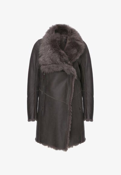 Cappotto in pelle grigia scura con ampio colletto di pelliccia. Presenta tasche con zip e una finitura morbida e texture. Maniche lunghe e orlo asimmetrico.