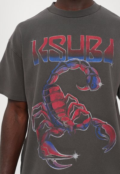 Graues T-Shirt mit einem großen, bunten Skorpion-Design in Rot, Blau und Weiß. Das Shirt hat einen Rundhalsausschnitt und kurze Ärmel.