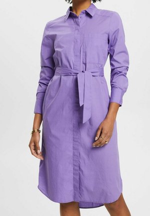 Paarse shirtjurk met riem, lange mouwen, knoopsluiting aan de voorkant, kraag en één borstzak. Glad textuur, knie-lange pasvorm.