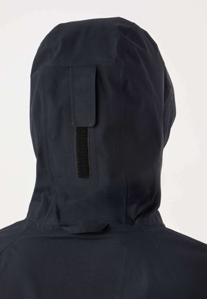 Črna nepremočljiva jakna s kapuco z gladko teksturo, ki ima detajl z Velcro trakom na zadnji strani in minimalističen dizajn.