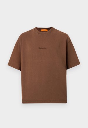 Brun bomulls T-skjorte med løs passform, rund hals og liten brodert logo på forsiden. Korte ermer, minimalistisk design.