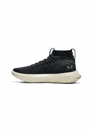 Schwarzer gestrickter Sportschuh mit High-Top-Design, strukturiertem Obermaterial und beiger Sohle mit gemustertem Profil. Under Armour-Logo an der Seite.