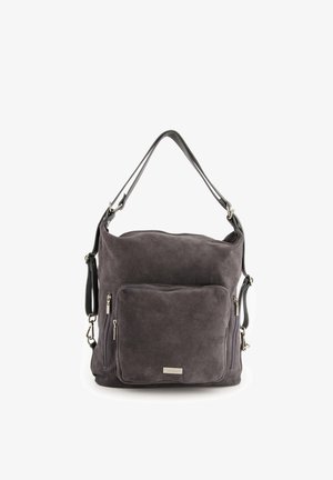 Grijze suede handtas met een enkele schouderband van zwart leer, met een ritszak aan de voorkant en een subtiele merklabel. Glad textuur.
