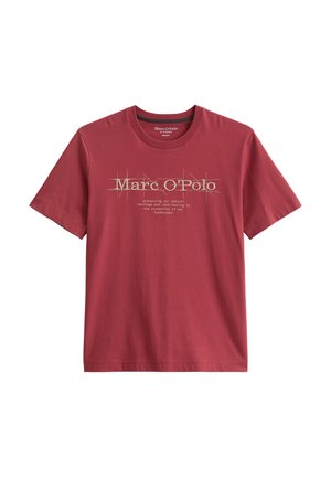 Rotes Baumwoll-T-Shirt mit kurzen Ärmeln. Hat einen runden Ausschnitt und bedruckten Text, der den Markennamen "Marc O'Polo" in hellbeige enthält.