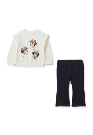 Weißer Sweatshirt mit Rüschensleeves, mit Minnie Mouse Druck. Kombiniert mit navyblauen Hose mit elastischem Bund und falschen Taschen.
