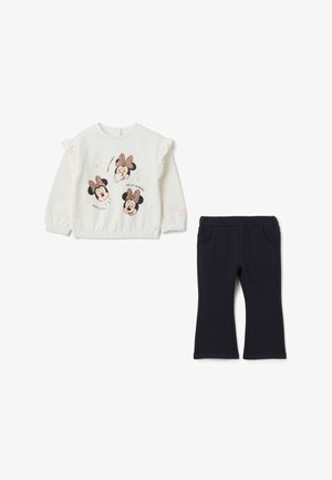 Witte sweatshirt met gerimpelde mouwen, met Minnie Mouse-print. Gecombineerd met marineblauwe broek met elastische tailleband en nepzakken.