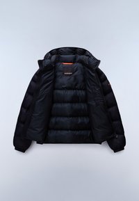 Veste d’hiver noire matelassée ouverte montrant l’intérieur matelassé et les poignets côtelés, sur fond gris clair.