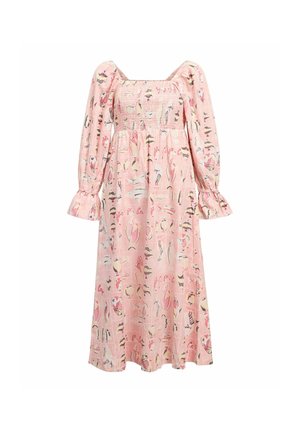 Rosa bomullsmaksikjole med smocket liv, puffede ermer og flagrende kant. Har flerfargede abstrakte trykk over hele kjolen.