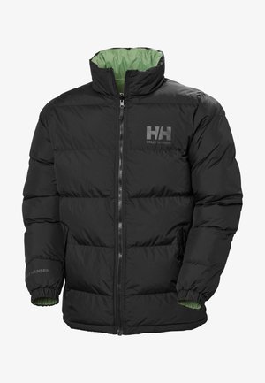 Zwarte pufferjack met een groene voering, ritssluiting en een gewatteerd ontwerp. Heeft een logo op de borst en elastische manchetten voor extra warmte.