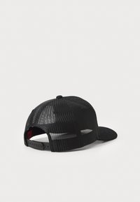 Melnā snapback cepure ar strukturētu priekšpusi un acu aizmuguri. Iezīmēta ar izliekta dēļa, regulējamu siksnu un nemanāmām teksturētām akcentiem.