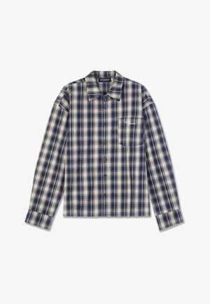 Langarm geruiten overhemd in marineblauw en crème met een knoopsluiting aan de voorkant, kraag en een klein borstzakje met witte tekst.