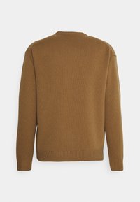 Brun stickad tröja med ribbad textur, rund halsringning och långa ärmar. Platt bakvy, inga mönster eller detaljer synliga.