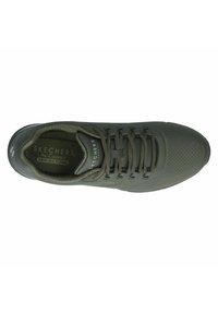 Scarpe Skechers in verde scuro, con tomaia liscia e perforazioni, punta rotonda, suola piatta in gomma e design con lacci per una vestibilità sicura.