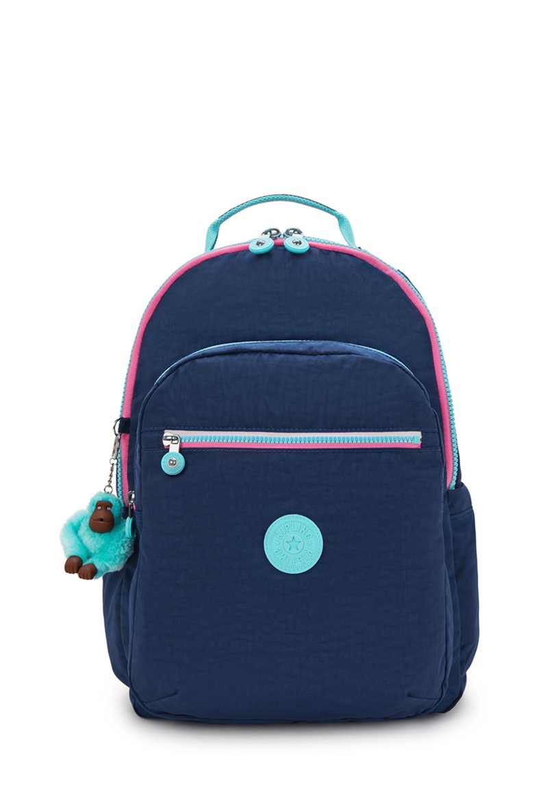 Sac à dos bleu marine avec des fermetures éclair roses et turquoise, poche avant, poignée supérieure, et un petit porte-clé en peluche de singe turquoise attaché sur le côté.