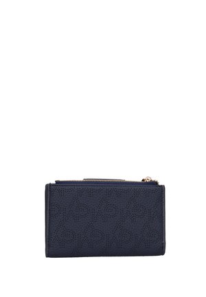 Portafoglio in pelle blu navy con motivo geometrico traforato e una zip dorata sulla parte superiore, di forma rettangolare e compatta.