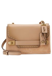 Borsa a tracolla in pelle beige con texture scamosciata, finiture in metallo dorato, design a linguetta piegata e cuciture a contrasto. Include una tracolla regolabile e un'etichetta.