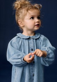 Jeanskleid in Hellblau, mit rundem Kragen, Knopfverschluss und langen, gepufften Ärmeln mit elastischen Bündchen. Glatte Textur, lässiges Design.
